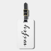Moderne Kalligrafie Black Wifey Script Gepäckanhänger (Vorderseite vertikal)