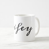 Moderne Kalligrafie Black Wifey Script Kaffeetasse (VorderseiteRechts)