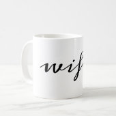 Moderne Kalligrafie Black Wifey Script Kaffeetasse (Vorderseite Links)