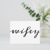 Moderne Kalligrafie Black Wifey Script Postkarte (Stehend Vorderseite)