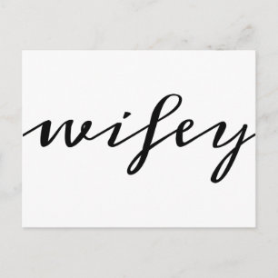 Moderne Kalligrafie Black Wifey Script Postkarte