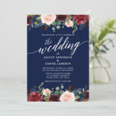 Moderne Kalligrafie Burgundy Floral Wedding Blue Einladung (Stehend Vorderseite)
