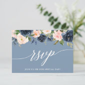Moderne Kalligrafie Dusty Blue Pink Floral RSVP Karte (Stehend Vorderseite)