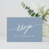 Moderne Kalligrafie Dusty Blue RSVP Karte (Stehend Vorderseite)