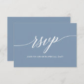 Moderne Kalligrafie Dusty Blue RSVP Karte (Vorne/Hinten)