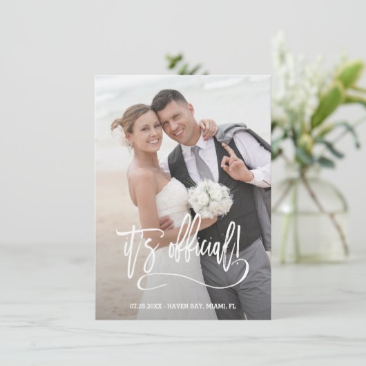 Moderne Kalligrafie Es ist offiziell Hochzeit Ankündigung (Stehend Vorderseite)