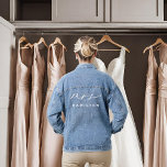 Moderne Kalligrafie Frau Hochzeitstag Jeansjacke<br><div class="desc">Weitere Möglichkeiten zur Formulierung von Hochzeitseinladungen finden Sie in der kompletten Hochzeitskalligraphie: https://www.zazzle.com/collections/modern_minimalist-119052317964885904?rf=238296117664346256</div>