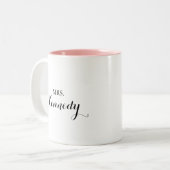 Moderne Kalligrafie Frau Newlywed Bride Zweifarbige Tasse (Vorderseite Links)