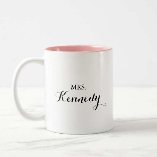 Moderne Kalligrafie Frau Newlywed Bride Zweifarbige Tasse (Links)