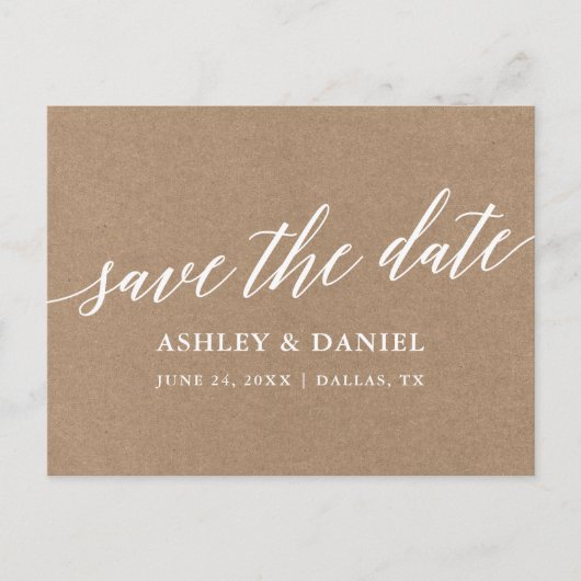 Moderne Kalligrafie Save the Date Kraft Postkarte (Vorderseite)
