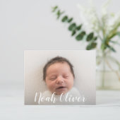 Moderne Kalligrafie Script Baby Name Birth Ankündigungspostkarte (Stehend Vorderseite)