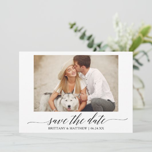 Moderne Kalligrafie Script Couple Foto Wedding Save The Date (Stehend Vorderseite)
