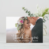 Moderne Kalligrafie Script Heart Foto Wedding Dankeskarte (Stehend Vorderseite)