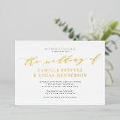 Moderne Kalligrafie Script Wedding White + Gold Folieneinladung (Stehend vorne)