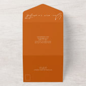 Moderne Kalligrafie Solid Burnt Orange Wedding All In One Einladung (Außenbereich)
