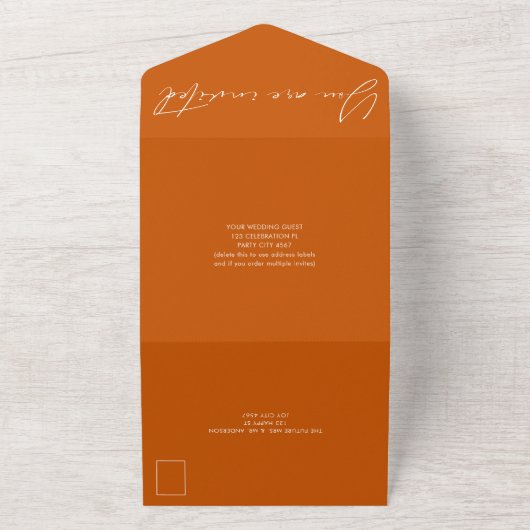 Moderne Kalligrafie Solid Burnt Orange Wedding All In One Einladung (Außenbereich)