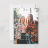 Moderne Kalligrafie Twin Graduate Foto Abschluss Einladung (Vorderseite)