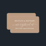 Moderne Kalligrafie Wedding Registry Taupe Begleitkarte<br><div class="desc">Moderne trendige Kalligrafie Script Wedding Registry Insert Card. Beige Tan Taupe Hintergrund.</div>