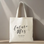 Moderne Kalligrafie Zukunft Frau. Tragetasche<br><div class="desc">Die Tasche wurde speziell für die Braut entworfen,  um "Future Mrs." mit modernem,  stilvollem Handkalligraphiedesign zu präsentieren. Personalisieren Sie Ihre Daten mit Namen und Datum.</div>