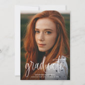 Moderne Kalligrafie-Zwei-Foto-Graduierungspartei Einladung (Vorderseite)