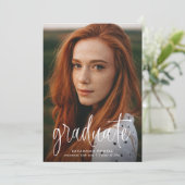 Moderne Kalligrafie-Zwei-Foto-Graduierungspartei Einladung (Stehend Vorderseite)