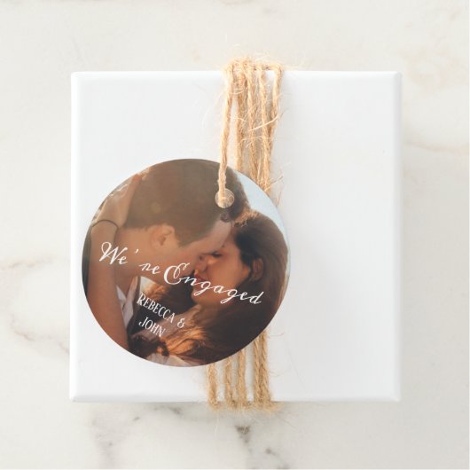 Moderne Kalligraphie Foto Verlobung Custom Geschenkanhänger (Beispiel)