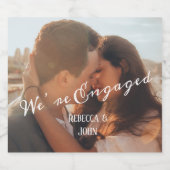 Moderne Kalligraphie Foto Verlobung Personalisiert Alkoholflaschenetikett (Einzelnes Label)