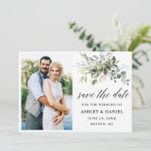 Moderne Kalligraphie Grüne Couple Foto Save The Date (Stehend Vorderseite)