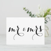 Moderne Kalligraphie | Herr & Mrs. Wedding Sign Ca Einladung (Stehend Vorderseite)