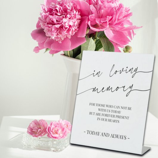 Moderne Kalligraphie im Zeichen des Gedächtnisses Sockelschild