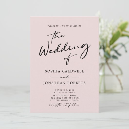 Moderne Kalligraphie in einer rosa-blütigen Hochze Einladung (Stehend Vorderseite)