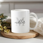 Moderne Kalligraphie Monogram Kaffeetasse<br><div class="desc">Eine individuell gestaltete Kaffeemaschine mit modernem Schwarzweiß-Kalligraphie-Monogramm-Design.</div>