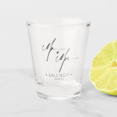 Moderne Kalligraphie Mr. & Mrs. Black ID1025 Schnapsglas (Vorderseite)