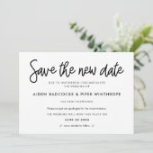 Moderne Kalligraphie Rettete die neue Datumsanzeig Einladung (Stehend Vorderseite)