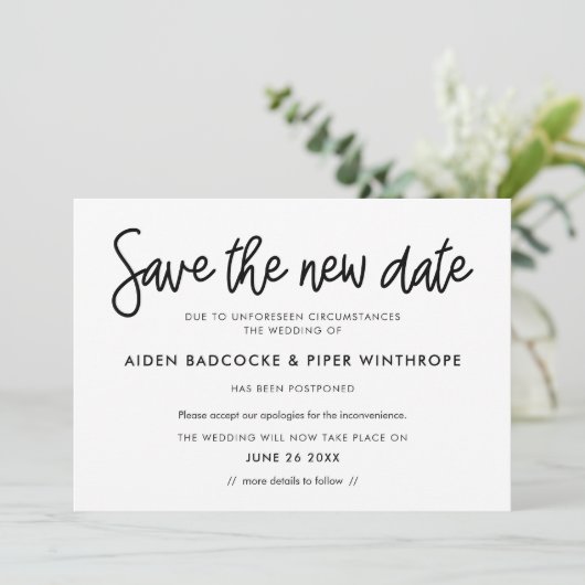 Moderne Kalligraphie Rettete die neue Datumsanzeig Einladung (Stehend Vorderseite)