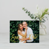 Moderne Kalligraphie Save the Date Horizontales Fo Folie Einladungspostkarte (Stehend vorne)