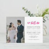 Moderne Kalligraphie Wir machen noch immer das Fot Einladung (Stehend Vorderseite)