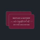Moderne kalligraphische Hochzeitsregistrierung Bur Begleitkarte<br><div class="desc">Moderne trendige Kalligrafie Script Wedding Registry Insert Card. Burgunderrot</div>