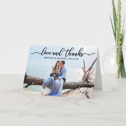 Moderne kalligraphische Liebe und dank Hochzeitsfa Dankeskarte (Vorderseite)