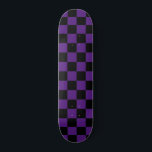 Moderne karierte (karierte) Royal Lila & Black Skateboard<br><div class="desc">Suchen Sie nach einem klassischen Royal Lila und Black Checkered Skateboard?  Stöbern Sie auf unserer Website nach den trendigsten Boards,  die Sie zum Neid all Ihrer Freunde machen werden.</div>
