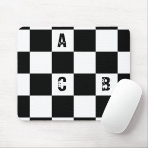 Moderne karierte schwarzweiße Alphabete Mousepad