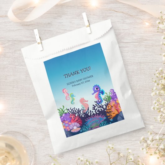 Moderne Kinderdusche unter dem Seepferd Geschenktütchen (Ausgeschnitten)