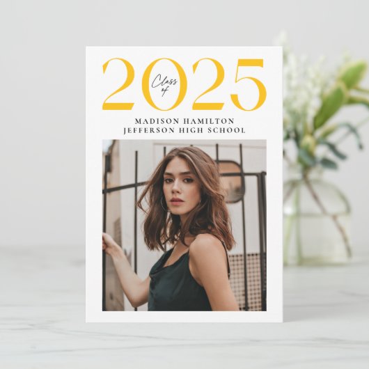 Moderne Klasse 2025 Gelb 2 Foto Abschluss Ankündigung (Stehend Vorderseite)