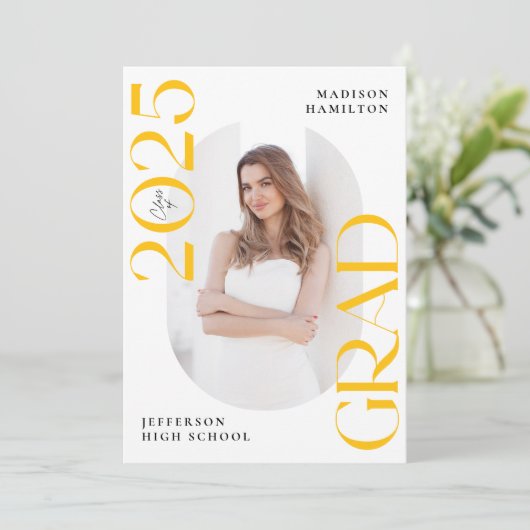 Moderne Klasse 2025 Gelb 2 Foto Abschluss Ankündigung (Stehend Vorderseite)