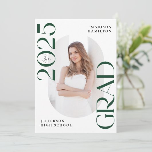 Moderne Klasse 2025 Green Grad 2 Foto Abschluss Ankündigung (Stehend Vorderseite)