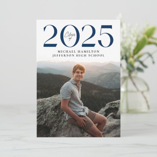 Moderne Klasse 2025 Navy-2-Foto-Abschluss Ankündigung (Stehend Vorderseite)