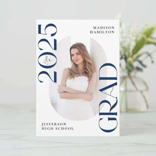 Moderne Klasse 2025 Navy Grad 2 Foto Abschluss Ankündigung (Stehend Vorderseite)