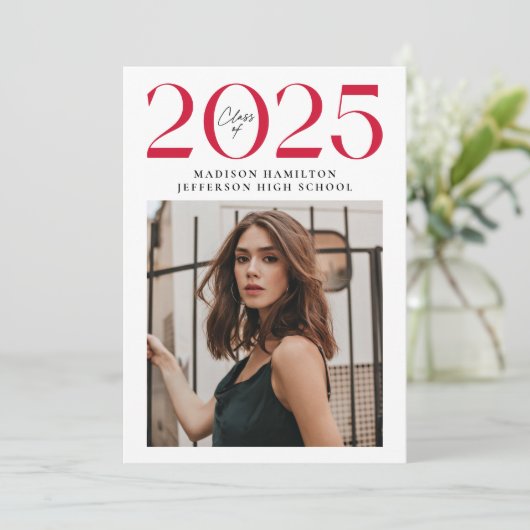 Moderne Klasse 2025 Red 2 Foto Abschluss Ankündigung (Stehend Vorderseite)