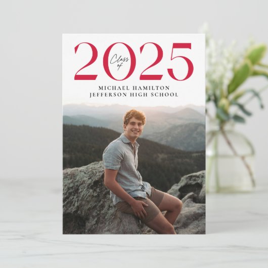 Moderne Klasse 2025 Red 2 Foto Abschluss Ankündigung (Stehend Vorderseite)