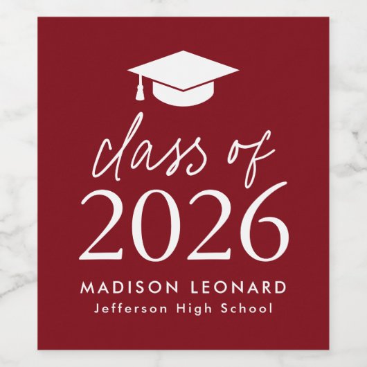 Moderne Klasse 2025 Script Burgundy Abschluss Weinetikett (Einzelnes Label)